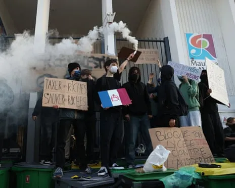 New France's Prime Minister Faces Intense Pressure as Nationwide Strikes Disrupt Education and Transport