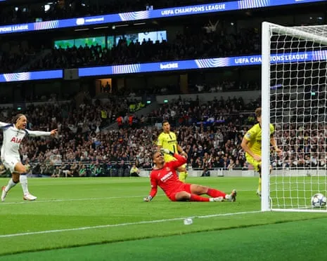 Goalkeeper Luiz's Costly Blunder Gifts Spurs Opening-Night Victory